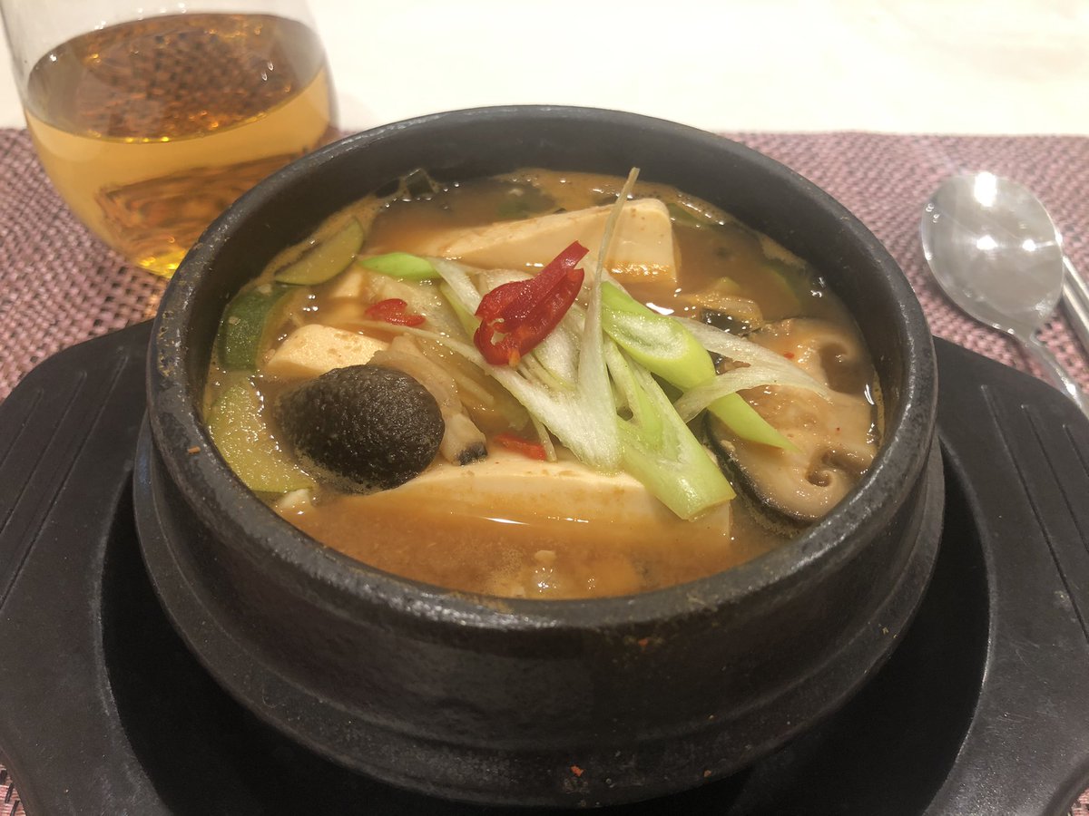 sofia_style_'s tweet photo. 今日は在宅勤務でランチは 
#テンジャンチゲ 

韓国のお味噌は日本の生味噌と違って煮込めば煮込むほど美味しくなる
アミも少しいれてコクをだしてみた🙂
家で作るとヘルシー

明日はパーソナルトレーニング
身体もクリスマス前に戻ったので褒められるはず🥰

#おうちごはん
#辛いもの好き
#韓国料理 https://t.co/zhB9DXPNif