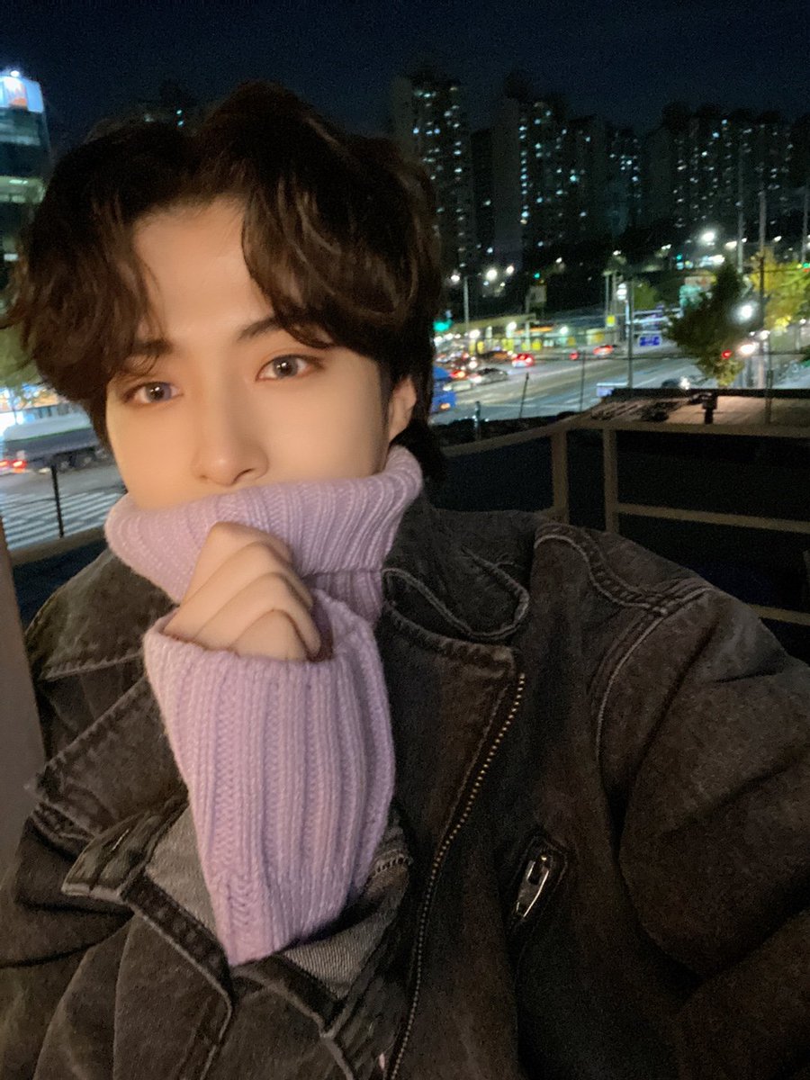 official_ONEUS's tweet photo. [#시온]
원어스 2주년 D-1!!! 벌써 2주년이라니!! 신나구만!!! 새로운 앨범😈도 예판 시작했대요!! 이번에 티저만 봐도 역대급인 거 아시죠?! ㅎㅎ 시온이도 구매해야지~!! 바닥이 꽁꽁 얼었어요! 다들 안 넘어지게 조심하기! 오늘도 너무 많이 사랑해 우리 달님들🌏❤️🌙 https://t.co/QHYupXl4sS