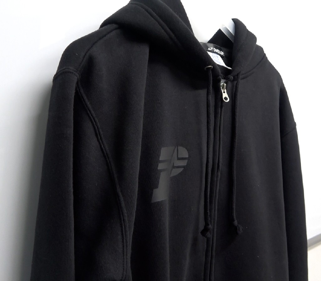 apara80's tweet photo. 【お年玉プレゼント企画🎁】

『PRCパーカー』
※当選者のサイズで受注生産

《応募方法》
①このアカウントをフォロー
　(お済み方はOK)
②このツイートをRT
③当選発表の際アカウント発表を了承頂ける方

《応募期限》
1月11日23時59分まで

チャンネル登録もよろしくね♫
https://t.co/b8mvqFcO8u https://t.co/7eft1atuWs