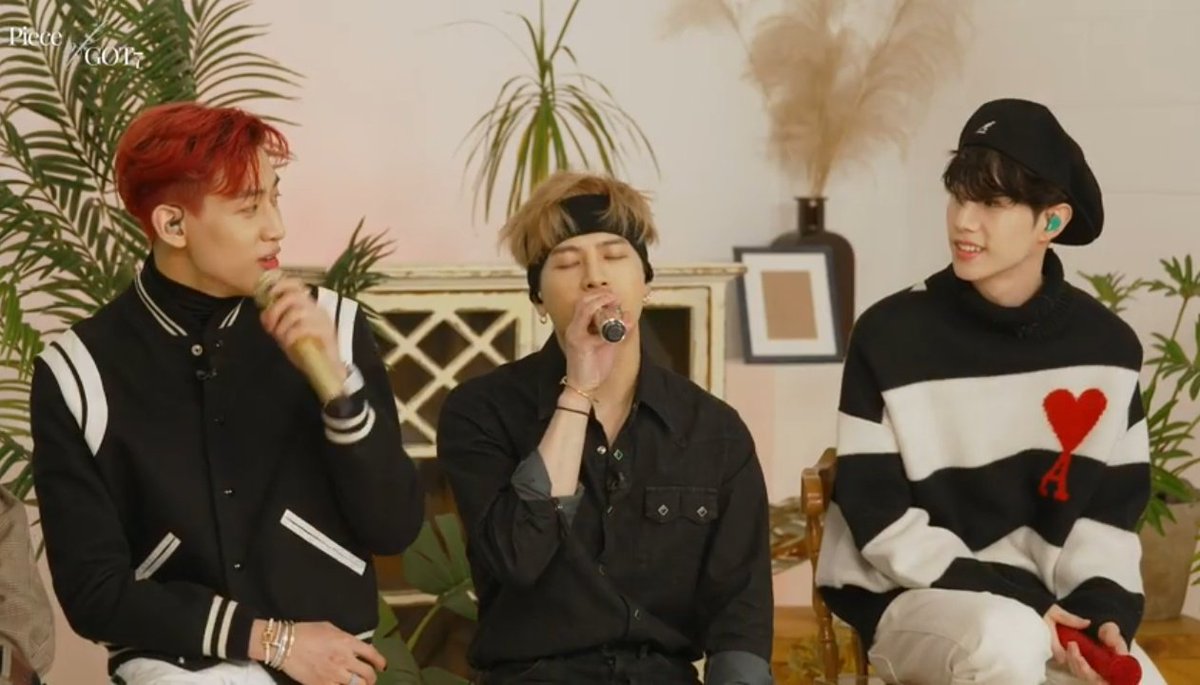 markbam_9397_mt's tweet photo. แอบมองแอบจีบกันเวลางานอีกแล้วนะ มาร์คแบม ขนาดมีเฮียแจ็คสันนั่งข้างๆก็ไม่เว้นเลยนะคะ ❤💜 #MarkBam #MTBB https://t.co/OEmn9HNgib