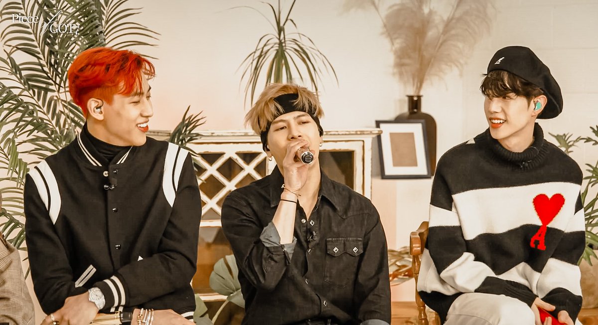 markbam_9397_mt's tweet photo. แอบมองแอบจีบกันเวลางานอีกแล้วนะ มาร์คแบม ขนาดมีเฮียแจ็คสันนั่งข้างๆก็ไม่เว้นเลยนะคะ ❤💜 #MarkBam #MTBB https://t.co/OEmn9HNgib