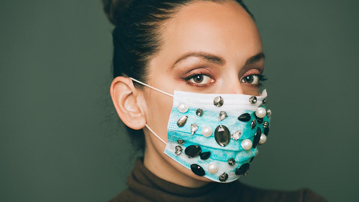 8milliardsRFI's tweet image. Comment l’#actualité influence nos usages #vestimentaires ?
#GiletsJaunes, #foulards verts, #masques... Denis Bruna, historien du #vêtement décrypte les signes extérieurs qui ponctuent notre quotidien. rdv dès 10h10 TU sur @RFI 
cc @madparisfr