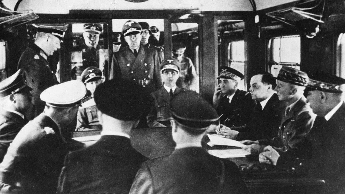 компьенское перемирие 1918. подписание капитуляции франции. капитуляция франции,. компьенский вагон гитлер. капитуляция франции,.