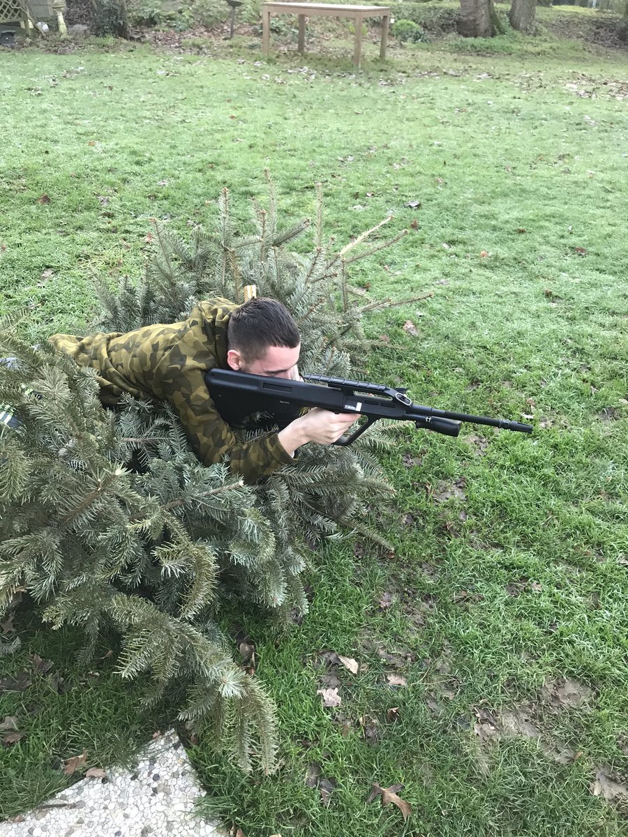 SkySquad22's tweet photo. Bonjour aujourd’hui 
Adjudant Gouedard, un homme qui ne se réduit pas au bas de gamme , il se donne les moyens de réussir en déboursant des sommes astronomiques pour son activité malgré son piètre niveau ,on le compare souvent à une coquille St-Jacques sur le champ de bataille https://t.co/7SkNM1GsBD