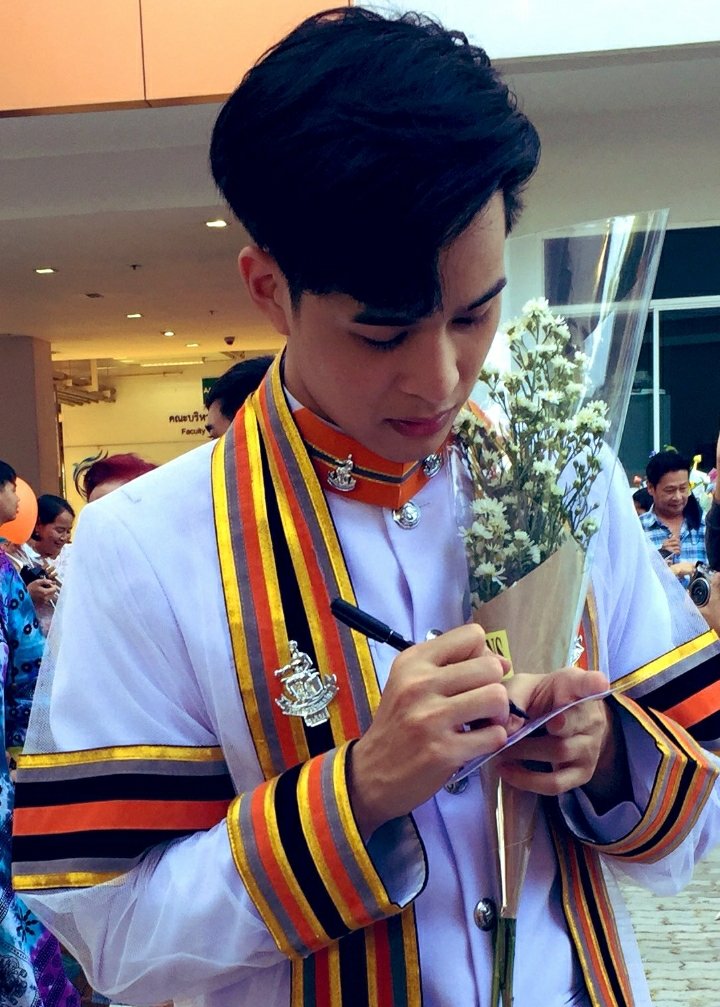 ArtpakpoomBR's tweet photo. a beautiful image, seeing his idol sign autographing ✍ every fan's dream 🥰🙆♀️
#Artpakpoom
#babyheart
#ARTGRADUATIONDAY
#SecretAdmirerTheSeries
#BOYYENT
cr: Gambum https://t.co/qL6DuBKHAN