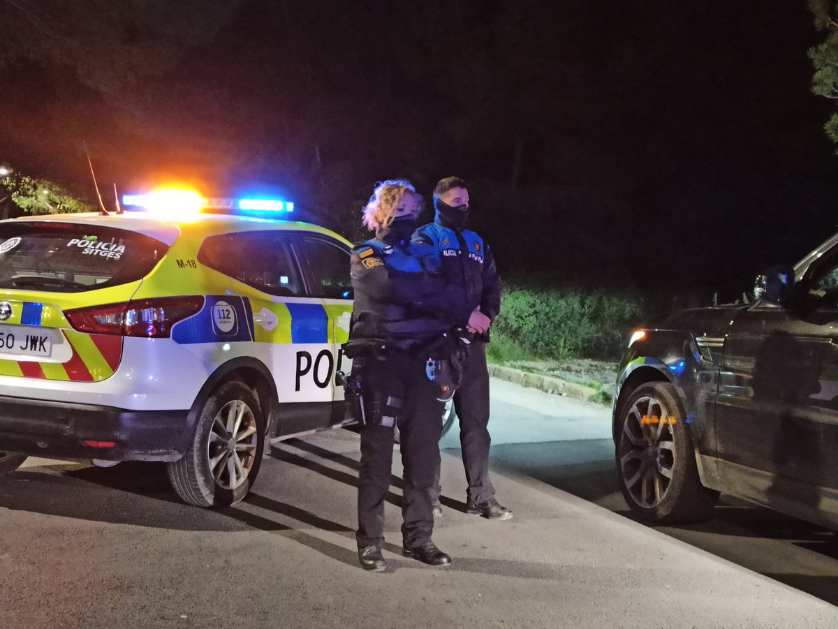 policiaSitges's tweet photo. Ahir vam interceptar un menor (nou anys) conduïnt el cotxe de la seva mare, amb ella asseguda al costat i el seu germà de tres mesos a la cadireta posterior. Vam instruïr diligències al jutjat per un pressumpte delicte contra la seguretat vial. https://t.co/SiVadyWxzd