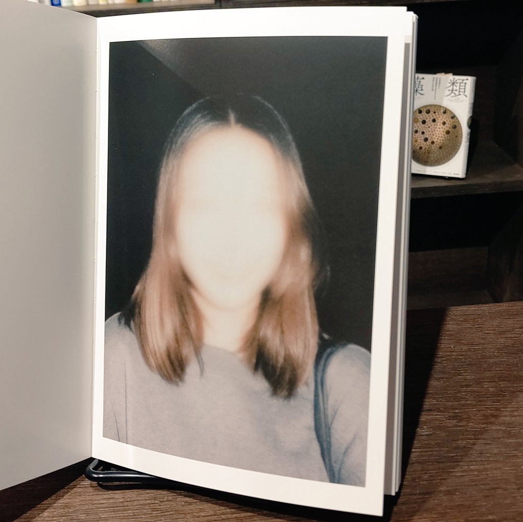 本日入荷。 濱本奏写真集『midday ghost』（hito press） 顔がぼやけた