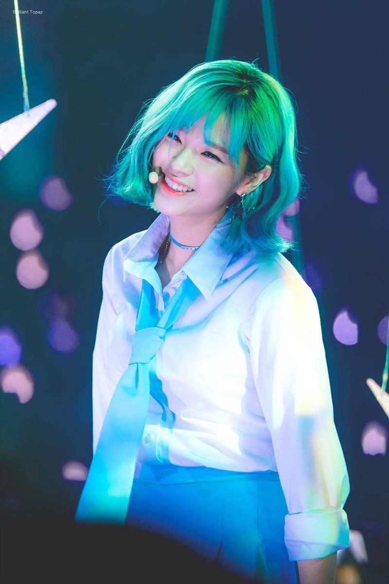 yjyworld's tweet photo. Nayeon: “Isn’t that Jeongyeon?” https://t.co/xIxFsChKh1