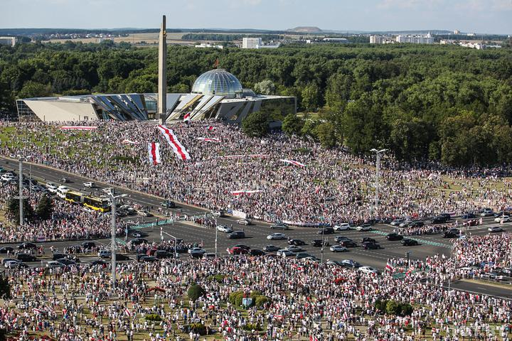 Tsihanouskaya's tweet photo. Human rights center @viasna96 statistic of 2020 in Belarus (Aug-Dec):
>25326 people were detained. 
>6886  – brought to admin. liability on polit. grounds. 
>83006 days of admin. arrest in total. 
381 people were beaten during detentions, 482 hospitalized. 169 polit. prisoners. https://t.co/fDajxnv5oc