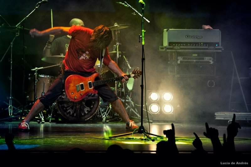 Hoy se nos quedó un poco más huérfano el rock n' roll.
la vida eterna, clamando victoria, en tu rabia hecha voz.
 La nuestra, mitigada, hoy, vacía de palabras, solo le cabe respeto y agradecimiento.

Buen viaje maestro, nos vemos pronto.

#barricada #rock #Boni