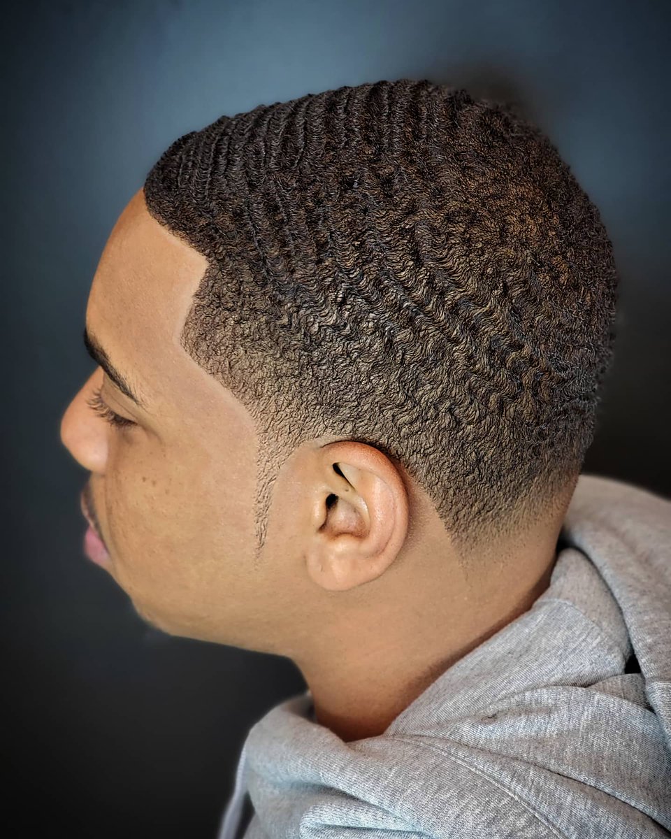 Montdabarber's tweet photo. Creating our own wave 🌊 
#waves #topwavers #wavesonswim #wavecheck #jeezy #wavesonspin #wavers #explorepage #barber #elitewavers #durag #explore #naturalhair #waver #durags #wavetakeover #barbershop #wavyhair #seasick #waveprocess #wavesfordays #barbershopconnect #montdabarber https://t.co/UgKdcQfyXJ