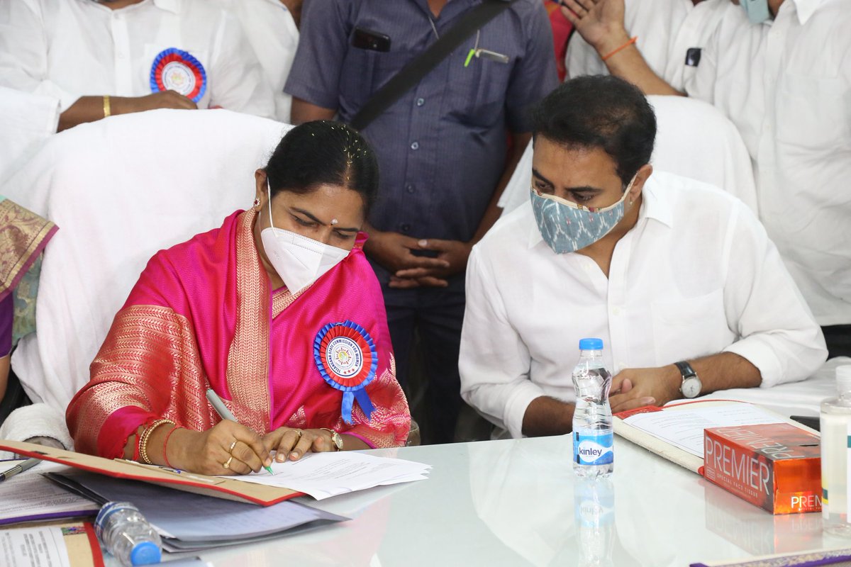 sreddyTRS's tweet photo. తెలంగాణ రాష్ట్ర మహిళా కమిషన్ ఛైర్ పర్సన్ గా పదవి బాధ్యతలు స్వీకరించిన #వాకిటి_సునీతలక్ష్మారెడ్డి గారికి ఇదే మా శుభాకాంక్షలు.
@KTRTRS @trspartyonline https://t.co/cQW5PrR8s8