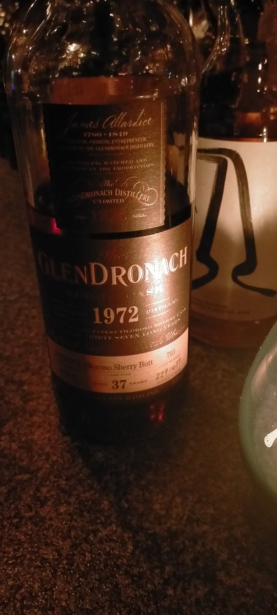 narusesyun's tweet photo. ドロナック比べ飲み。

ビンテージ不明の33年と1972年37年。

そりゃ有名な72のほうが美味しいけど！

しかし、アルコール度数40%で遜色ないレベルの旨さ、強さの33年に感服いたしましたm(_ _)m https://t.co/hkqLxrua4j