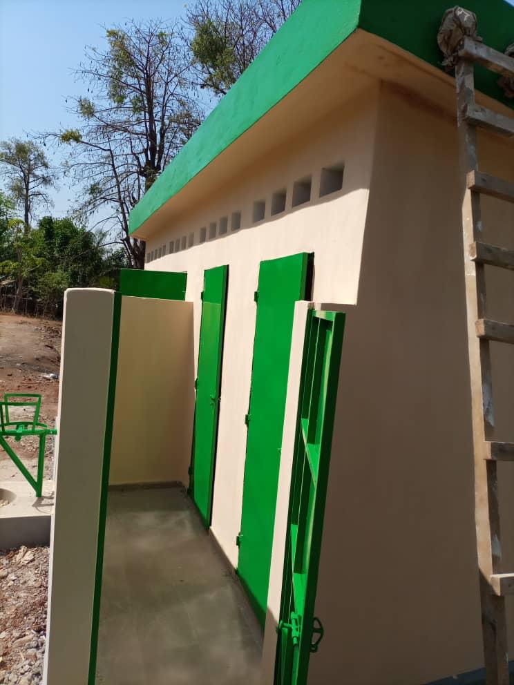 A Tchitchao, au Togo, les latrines sont déjà en phase de finitions🥳
Elles sont belles et colorées, et grâce à la formation à l'entretien qui sera effectuée fin Janvier auprès des Comités de Gestion, elles seront aussi propres et entretenues 🚽