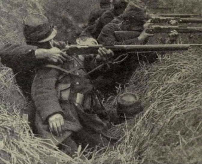 Bouteflikov's tweet photo. Un soldat dans les tranchées qui utilise le cadavre d'un camarade comme gilet par balle pour survivre. https://t.co/6w6egtIpXE