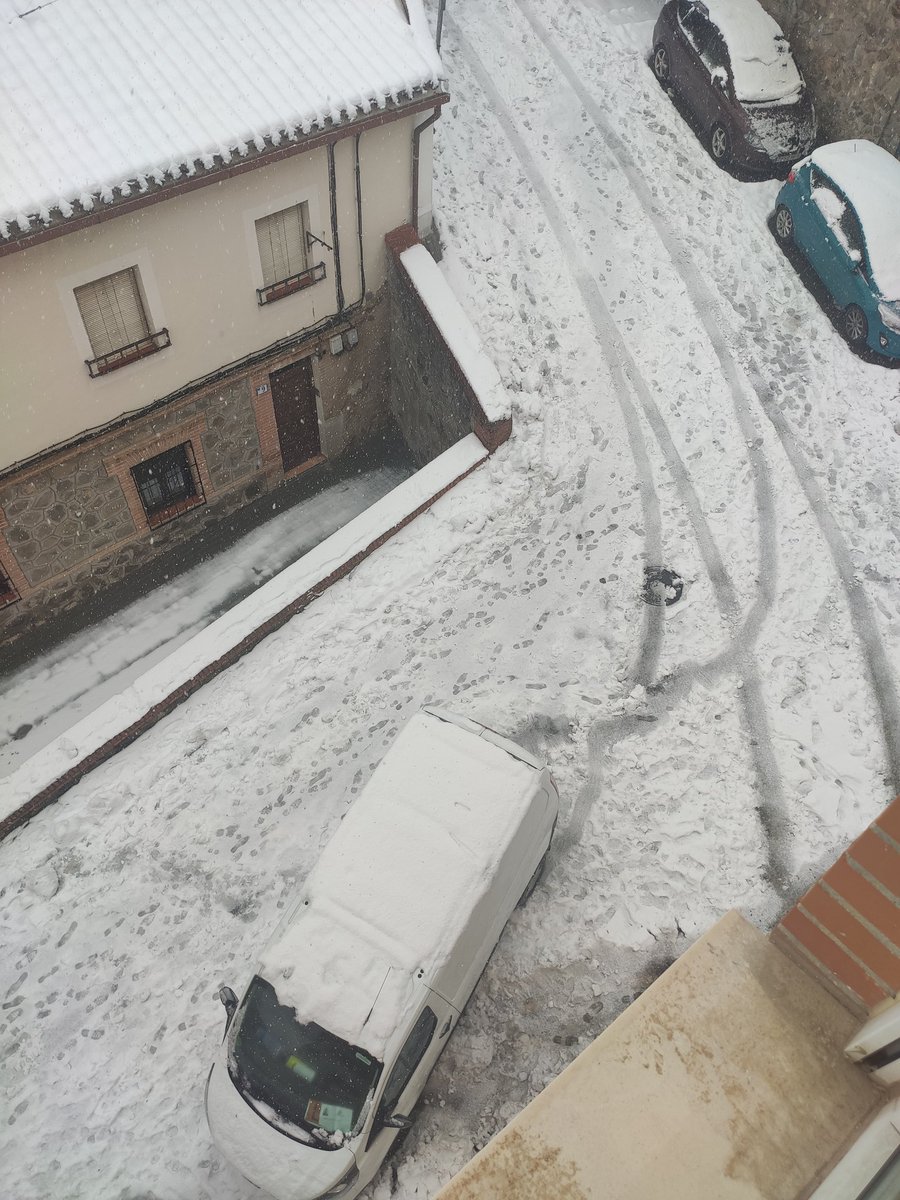SoniaInclan's tweet photo. Me parece terrible que @amazon esté permitiendo repartir hoy en estas condiciones. Los clientes, cuando compran, entienden que hoy no recibirán sus pedidos, y no pasa nada! Pero jugar con la seguridad de sus trabajadores por cumplir los plazos de entrega me parece vergonzoso https://t.co/rWMkeHwt6K