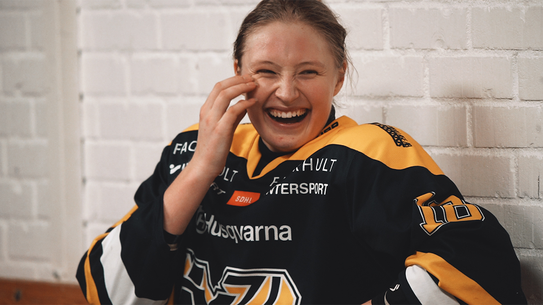 HV71's tweet photo. I det 40:e avsnittet av HVTV All Access följer vi HV71 Dam under mötet med Leksand i mellandagarna. Dessutom tar vi rygg på landslagsbacken Anna Kjellbin. https://t.co/Exlc1KI7Lb #HV71 https://t.co/YXtUbXLdv4