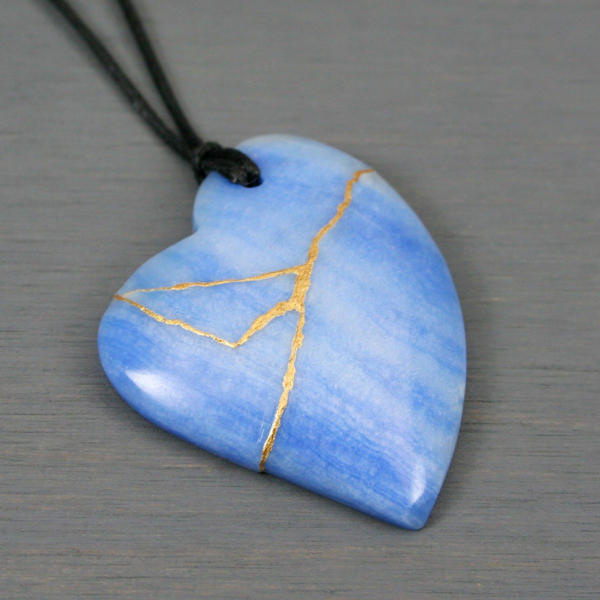 This blue Italian onyx heart broke in such a unique way, and the #kintsugi repairs that mend it result in an unusual pattern that contrasts nicely with the layers of the stone running through it.
akintsugilife.com/product/kintsu… #kintsugiheart #brokenheart