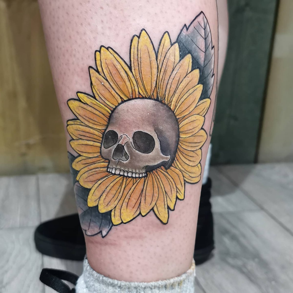 LeGoldenSnitch's tweet photo. Skull and sunflower from my pre-drawn flash 💀 #colourtattoo #customdesign https://t.co/nN8xCyHw7G