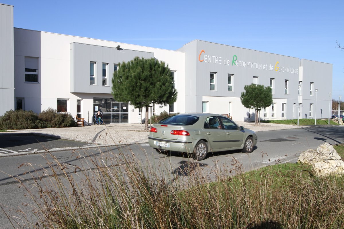Le CH de Rochefort participe à la campagne de #vaccination contre la #Covid_19  et organise des séances pour le personnel dès le mardi 12 janvier. 
Les résidents volontaires en EHPAD/USLD ont été identifiés et bénéficieront très prochainement des vaccins.