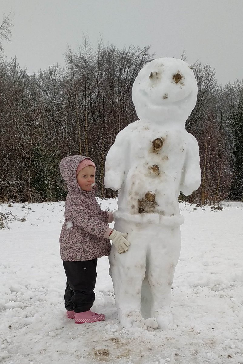 Spennyfan1's tweet photo. @BBCNews lots of snow in Spennymoor today #giantsnowman https://t.co/sBnxYryveh