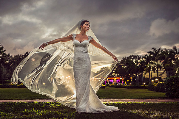 bridalguidemag's tweet photo. 50 photos that might just convince you to wear a long veil for your wedding: https://t.co/B3p0FC0mS4 https://t.co/IRd5qPxCeB