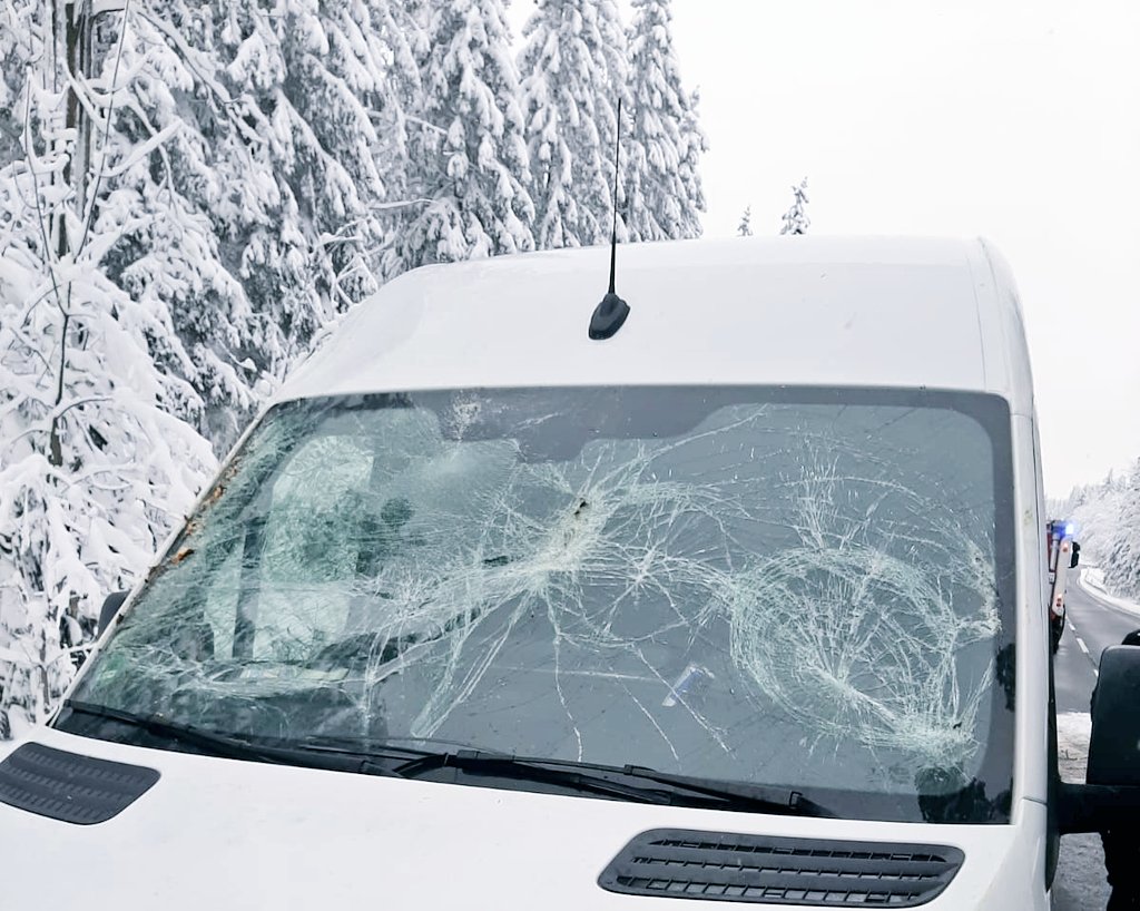polizei_nrw_eu's tweet image. Heute um 14:18 Uhr, auf der B258 am Weißen Stein bei #Hellenthal-#Udenbreth: "Baum gegen #Pkw" nach Schneebruch.. #Feuerwehr, #Polizei und #Strassenmeister sind heute im #Dauereinsatz. Fahren Sie vorsichtig.
