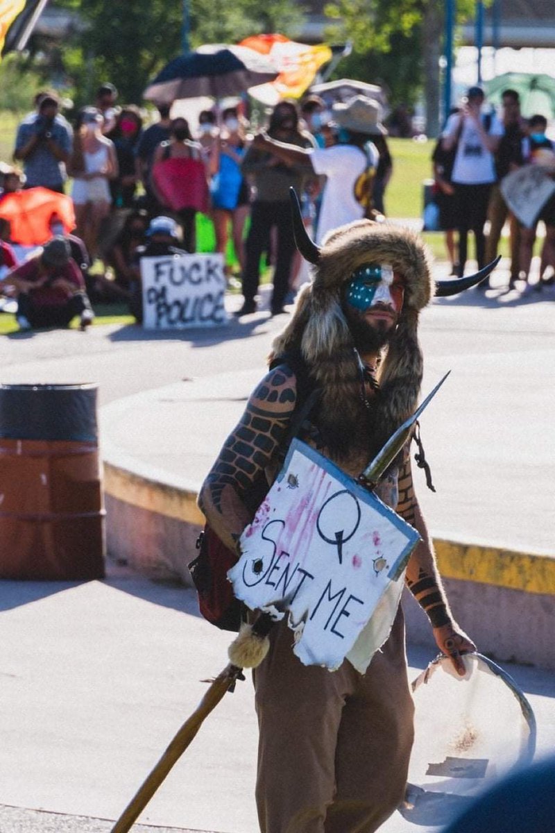 FearRiser's tweet photo. @vinage5 @nytimes The counter protester? https://t.co/tO113cbieO