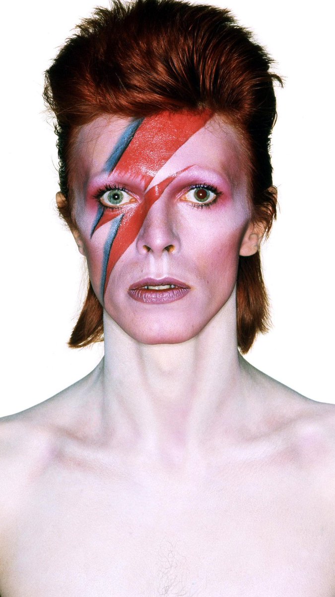 Brixton040's tweet photo. Un día como hoy pero de 1947 nacía uno de los artistas más influyentes e innovadores de la historia musical, el legendario cantante y compositor #DavidBowie. ⚡

¡El día de hoy estaría cumpliendo 74 años! https://t.co/SrPbVPj3yZ