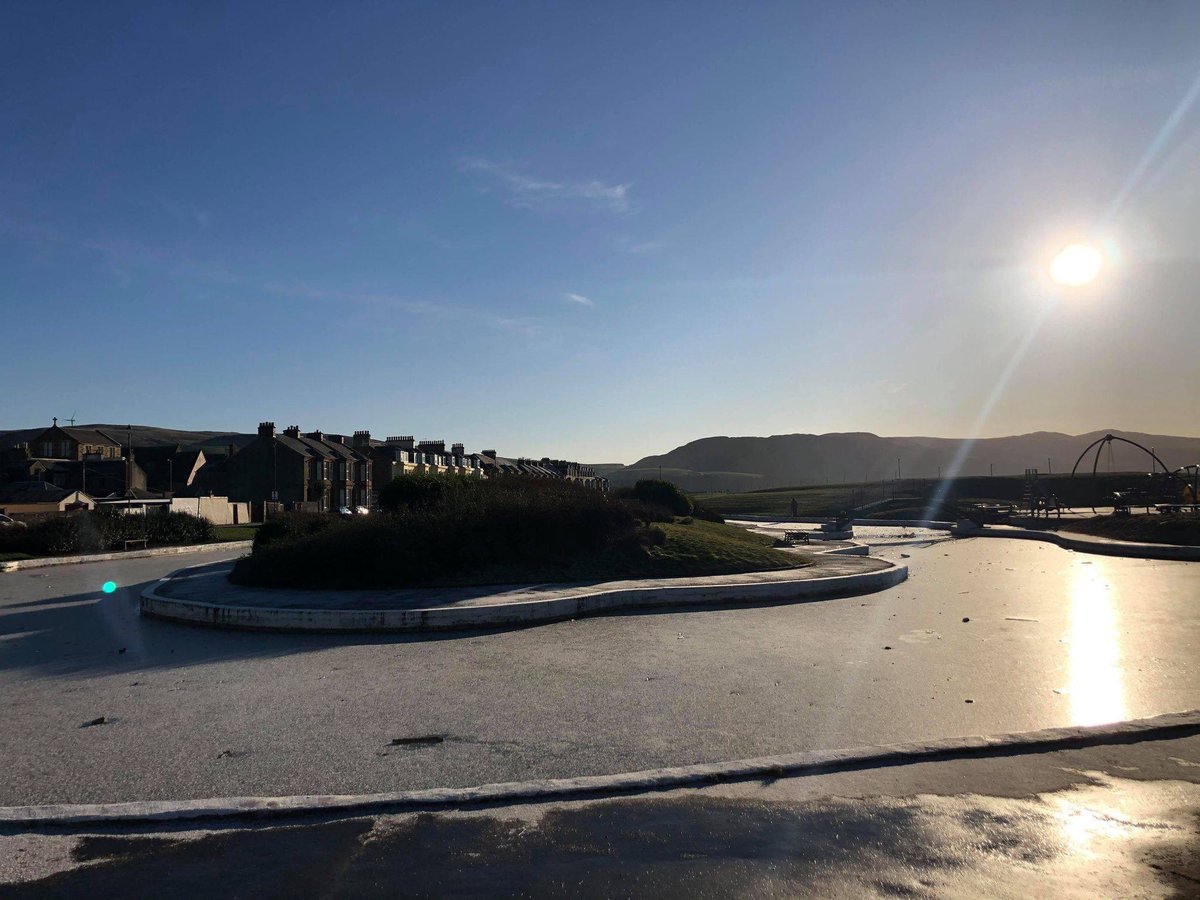 ❄️Girvan looking beautiful in the winter sun on a lunchtime walk today.