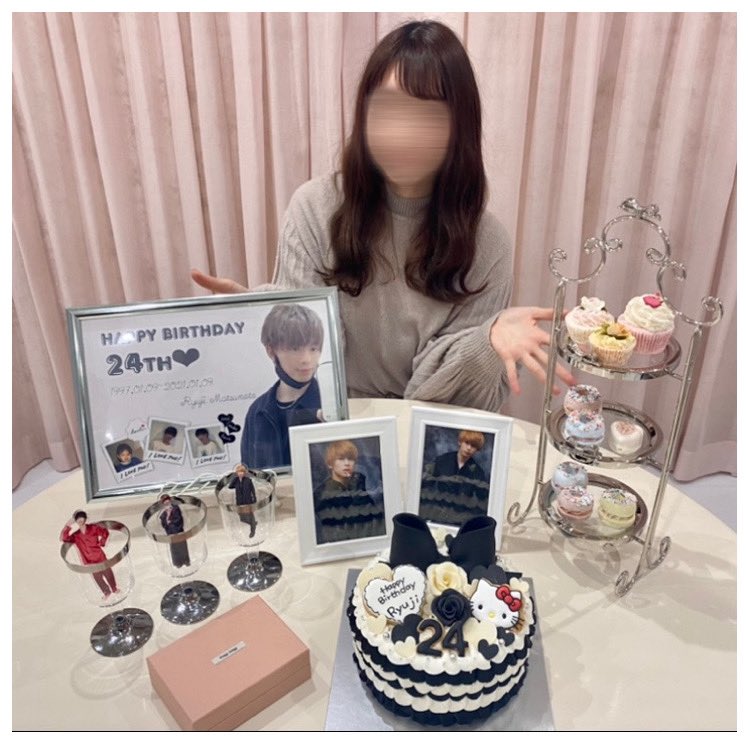 Ryu_itigo's tweet photo. ❤︎𝟐𝟎𝟐𝟏𝟎𝟏𝟎𝟗❤︎
りゅうじくん２４歳おめでとう❕今年もこうやってお祝いできてすごい嬉しいです🎂🖤生まれてきてくれて、アイドルになってくれて有難う(T_T)来年も再来年もずっと！！りゅうじくんのお誕生日お祝いできたら嬉しいなあ🥂りゅうじくん大好き😭💕 https://t.co/aUckCO0F41