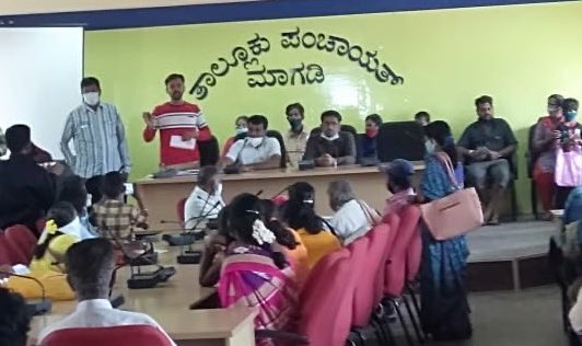 ZPramanagara's tweet photo. ಮಾಗಡಿ ತಾಲ್ಲೂಕಿನ 165 ವಿಕಲ ಚೇತನರಿಗೆ UDID ಕಾರ್ಡ್ಗಳನ್ನು ತಾಲ್ಲೂಕಿನ ಕಾರ್ಯನಿವಾ��ಕ ಅಧಿಕಾರಿಗಳು ಹಾಗೂ ಮುಖ್ಯ ಆಡಳಿತಾಧಿಕಾರಿಗಳ ಅಧ್ಯಕ್ಷತೆಯಲ್ಲಿ ವಿತರಿಸಲಾಯಿತು. ಹಾಗೂ ಸರ್ಕಾರದ ಸೌಲಭ್ಯಗಳ ಬಗ್ಗೆ ಮಾಹಿತಿ ನೀಡಲಾಯಿತು
#UniqueDisabilityID card that help to avail schemes & benefits. Share & let ur friends know https://t.co/JV04sVEnDw