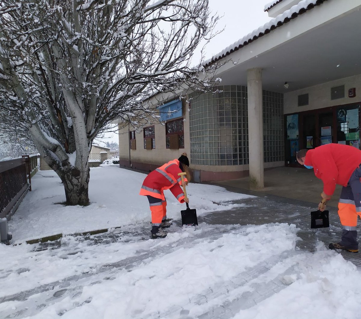 Esta mañana hemos retirado la #nieve provocada por #BorrascaFilomena_RM de la entrada del Centro de Salud de #Barranda y aplicado sal para evitar la formación y acumulación de hielo ❄

@AytodeCaravaca #CruzRojaResponde #SiempreResponde #CruzRoja #Caravaca