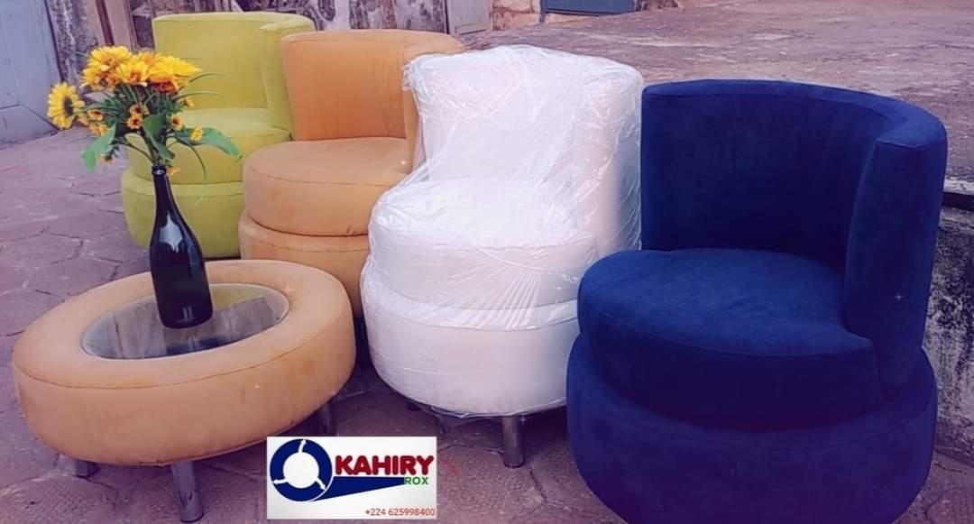 KahiryRox's tweet photo. Un salon de 4 couleurs qui va apporter un peu de chaleur à cette pièce toute blanche qui l'attend. 
Pour commander le votre appelez le service  client et ou passez à l'atelier 

Service client : +224 625998400
📍Dixinn oasis

#meublesurmesure #decor #madeinguinea #kahiryrox https://t.co/11Wrz4ejlm
