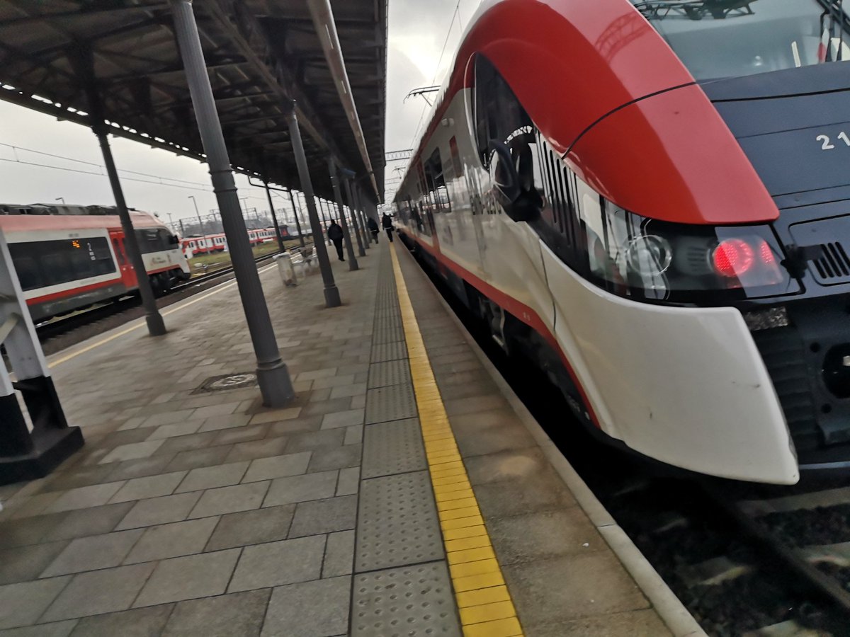 luca_ok's tweet photo. No to wracam razem z #KolejeWielkopolskie, tym razem #KW77588 z #EN76 czyli #Elf.
WiFi działa, czas przejazdu na trasie @Poznan_Leszno 1h03'
Komfort 8 (w skali 1-10)
Zdecydowanie tabor #KW jest lepszy niż @POLREGIO_PL https://t.co/ZK76A110OM