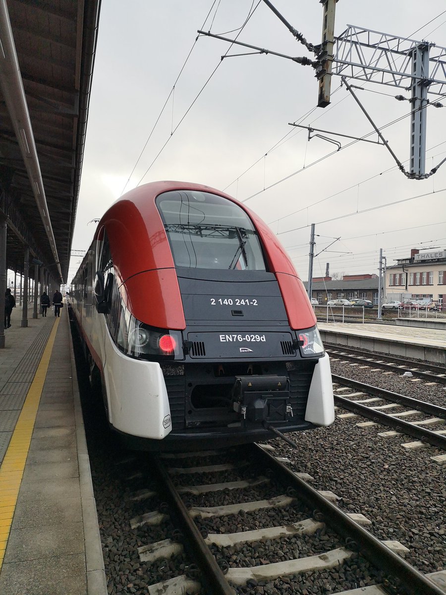 luca_ok's tweet photo. No to wracam razem z #KolejeWielkopolskie, tym razem #KW77588 z #EN76 czyli #Elf.
WiFi działa, czas przejazdu na trasie @Poznan_Leszno 1h03'
Komfort 8 (w skali 1-10)
Zdecydowanie tabor #KW jest lepszy niż @POLREGIO_PL https://t.co/ZK76A110OM