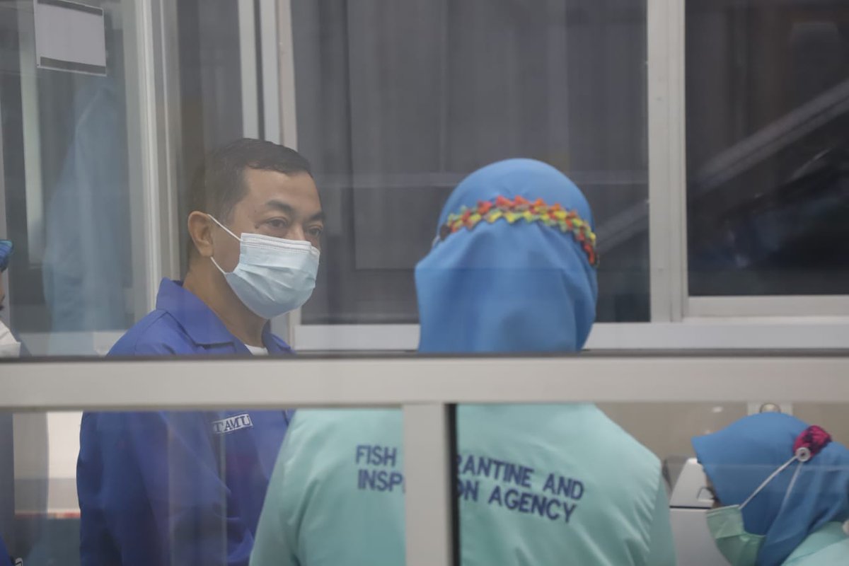 Sekretaris Jenderal KKP dalam kunjungan kerjanya berkesempatan meninjau sarana dan prasarana laboratorium serta melakukan dialog dengan petugas laboratorium.

#KKPRebound