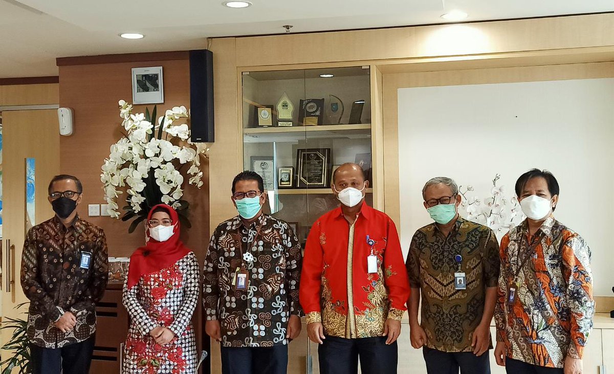 ditjenpk_kkp's tweet photo. #Sahabatbahari, pagi ini, Tebe, sapaan akrab Plt. Dirjen PRL @Tb_Haeru hadir untuk memberikan arahan pada silaturahmi awal tahun bersama pegawai lingkup Sekretariat Direktorat Jenderal PRL secara langsung dan daring.
@kkpgoid
@hendrasiry
#KKPRebound #KKP #DJRPL https://t.co/c2DHhrU0wY