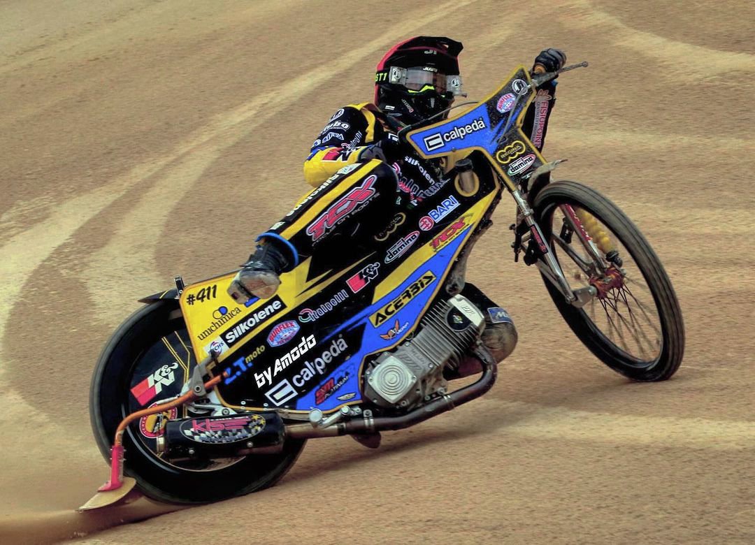 RacingDomino's tweet photo. Going into the weekend in style with @pac_castagna 🤯 

#Repost
Got to have fun at the end of the day 🦧
.
.
.
📸 @andrea_modonutti

#Domino #DominoRacing #DominoRiders #weekendfun
#usaledueruote #use2wheels #goride #weekendvibes
#speedway https://t.co/7p08QQC437