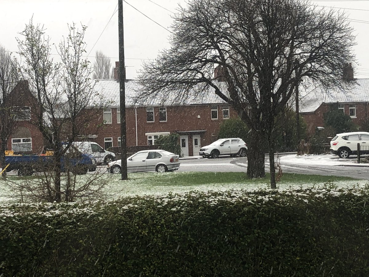 Renegadeangel5's tweet photo. Standing in the living room, looking at the snow, belting out Don’t Look Back in Anger - thanks @BBCRadio2 #popmaster #SorryNeighbour https://t.co/huotHK8ZdB