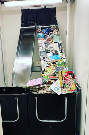 HaltonHillsPL's tweet photo. Returning Items to #HHPL
Our book drops are open 24/7!
Quick reminder to not put oversized items through the slot! Things like Wifi-to-Go and board games can be returned just inside the main doors!
#HHPL #HaltonHills #LoveYourLibrary #OurCommunityReads https://t.co/EyHHrxgiOV