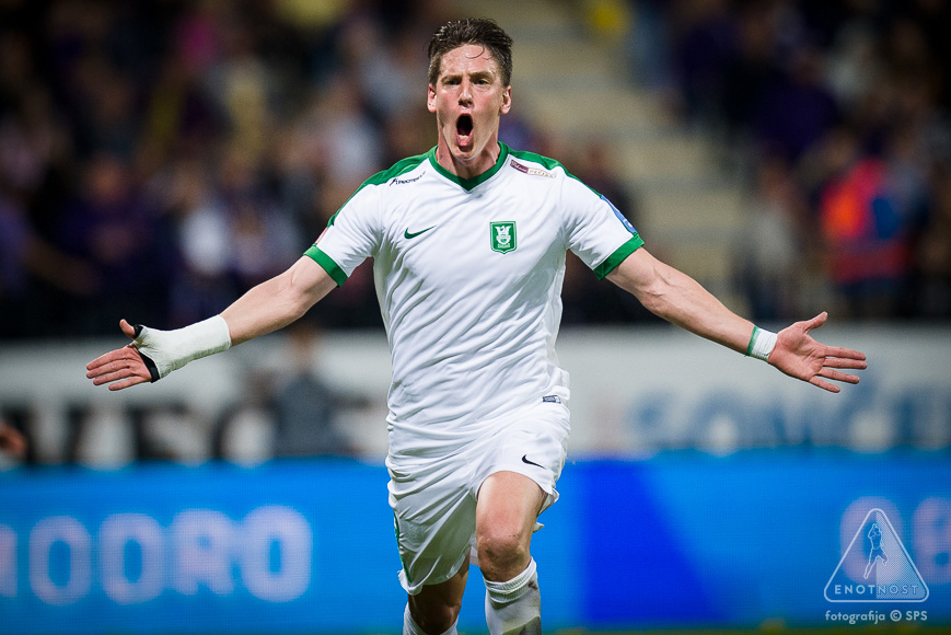 Nova kolumna! Tokrat o <a href="/avombergar/">Andrés Vombergar</a> in golu v Mariboru "Ura na semaforju je kazala 89:13, ko je žoga zapustila Štiglino levico in v visokem loku poletela v kazenski prostor. Otrok River Plateja je skočil višje od otroka Dravograda..." Ostalo je zgodovina. enotnost.si/kolumne/fuzbal…