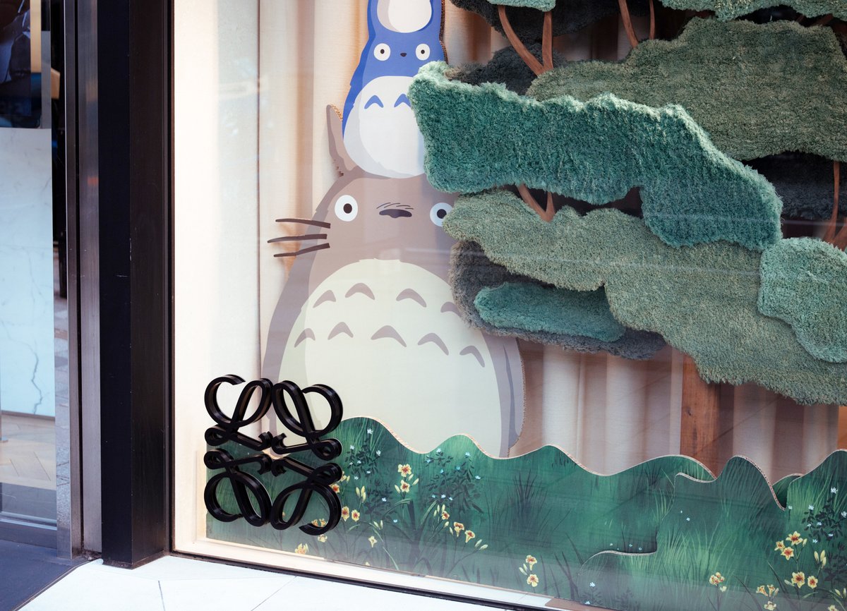 Loewe Japan ロエベ ジャパン ロエベ 表参道ストアのウィンドウにトトロが出現 Loewetotoro