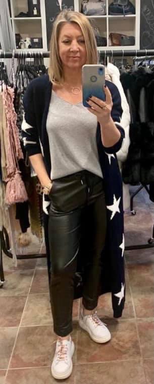 fionamartinbks's tweet photo. We are open 24/7 online:
https://t.co/CxloML2hgl

#boutique #joggers #knitwear 
#fashion #harrogate 
#harrogateindies 
#womenswear #starmotif #startop 
#whilestockslast
#saletime #boutique #boutiqueshopping #boutiquefashion #harrogatebusiness 

https://t.co/gKcO9wxpRj https://t.co/jGQwclaPGT