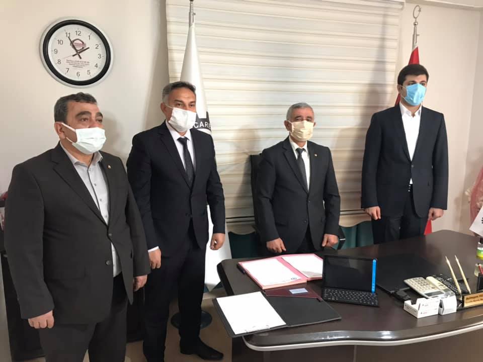 Türkiye Odalar ve Borsalar Birliği ile odamız tarafından temin edilen tablet bilgisayarlar İlçemiz Kaymakamı Sn.Osman DEMİR’in teşrifleri ile düzenlenen protokolle ihtiyaç sahibi öğrencilere dağıtılmak üzere İlçemiz Milli Eğitim Müdürü Sn.Erhan KENANOĞLU’na teslim edildi.