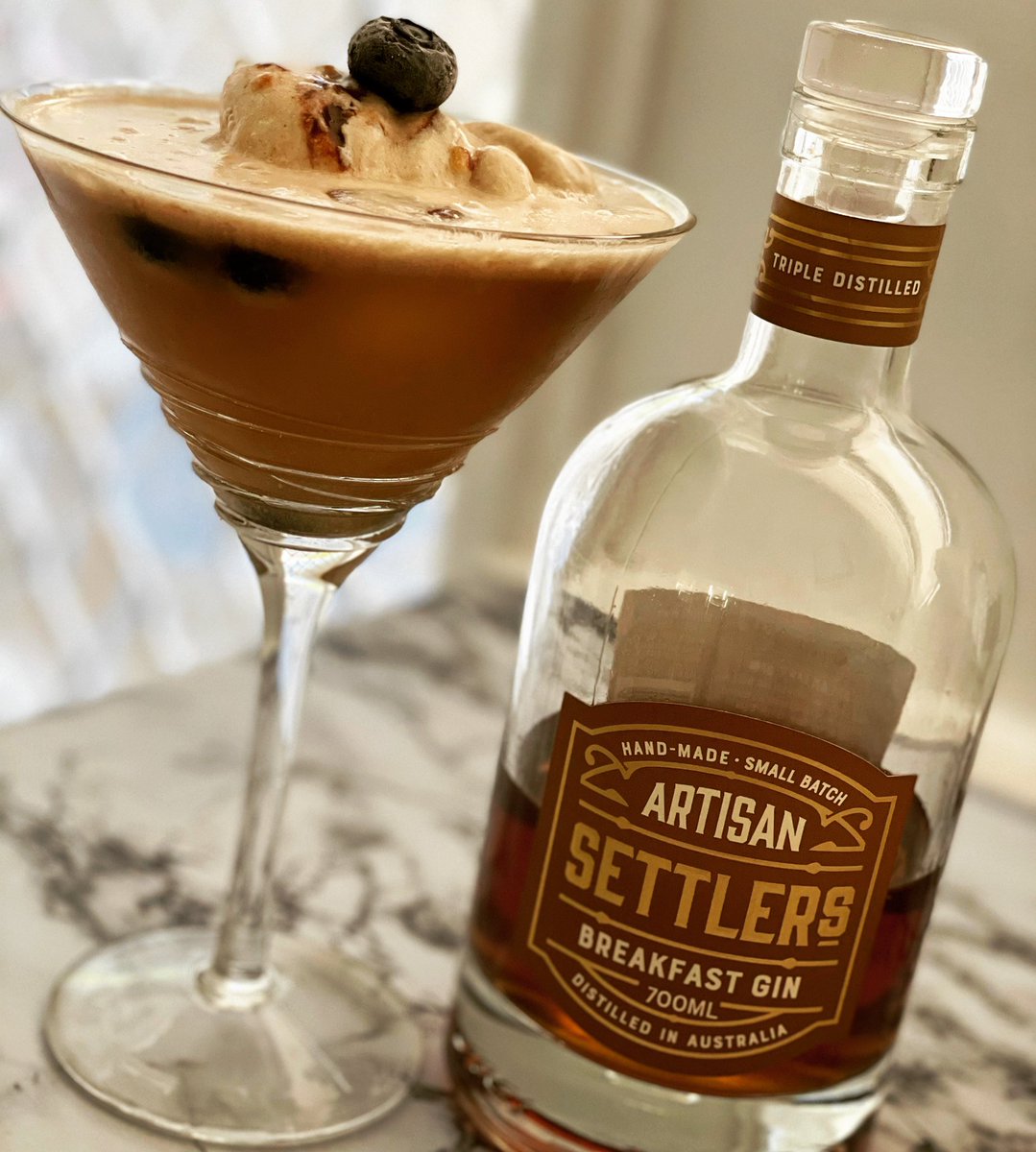 LeClassicCockta's tweet photo. With the weather warming up we created our own adult icecream spider with @settlers_spirits. We used whatever was in the fridge; ginger ale, blueberries + @connoisseuricecream dairy free hazelnut icecream + it tasted delicious! #leclassiccocktailchics https://t.co/nCCX5VUxbT