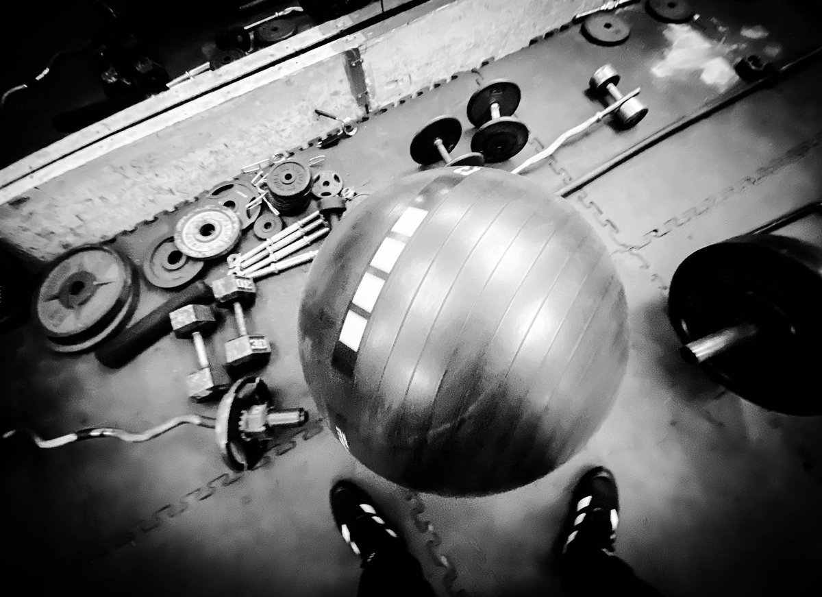 thorstenroth212's tweet photo. βThe whole universe is based on rhythms. Everything happens in circles, in spirals.β #JohnHartford
#530am #FridayMorning
#RunningToDumbo #WO #workout @gleasonsgym
#Fighters #boxing #sparring #fitness @adidas @gleasonsgym #Dumbo #Brooklyn
.
#NYstateofmind @thorstenroth212 #NYC https://t.co/jsnOjHPpE7