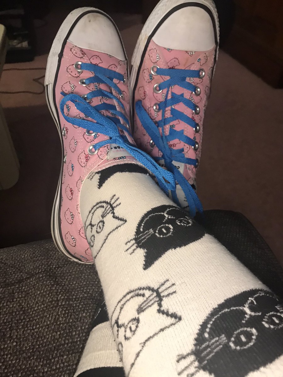 rosietexecano's tweet photo. Hello Kitty 🐱 TGIF Blerg, running late and forgot to put my contacts in, luckily I realized that before I left the house and put my glasses on #nerdalert #hellokittyconverse #noveltysocks #TGIF https://t.co/qrCBktZFr3