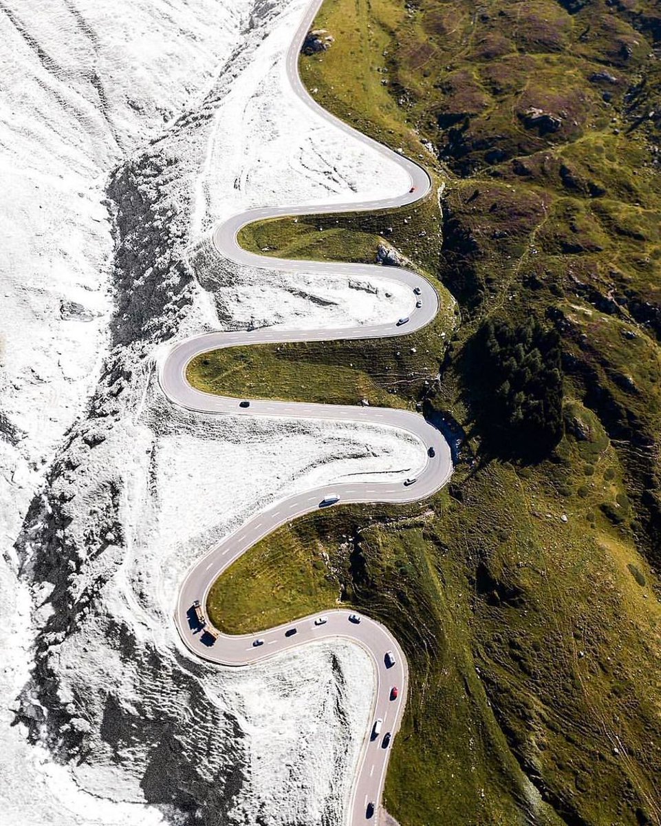 Когда осенью едешь по дороге из города Кур в русский город Санкт Моритц, то можно встретить вот такое явление на Юлином перевале