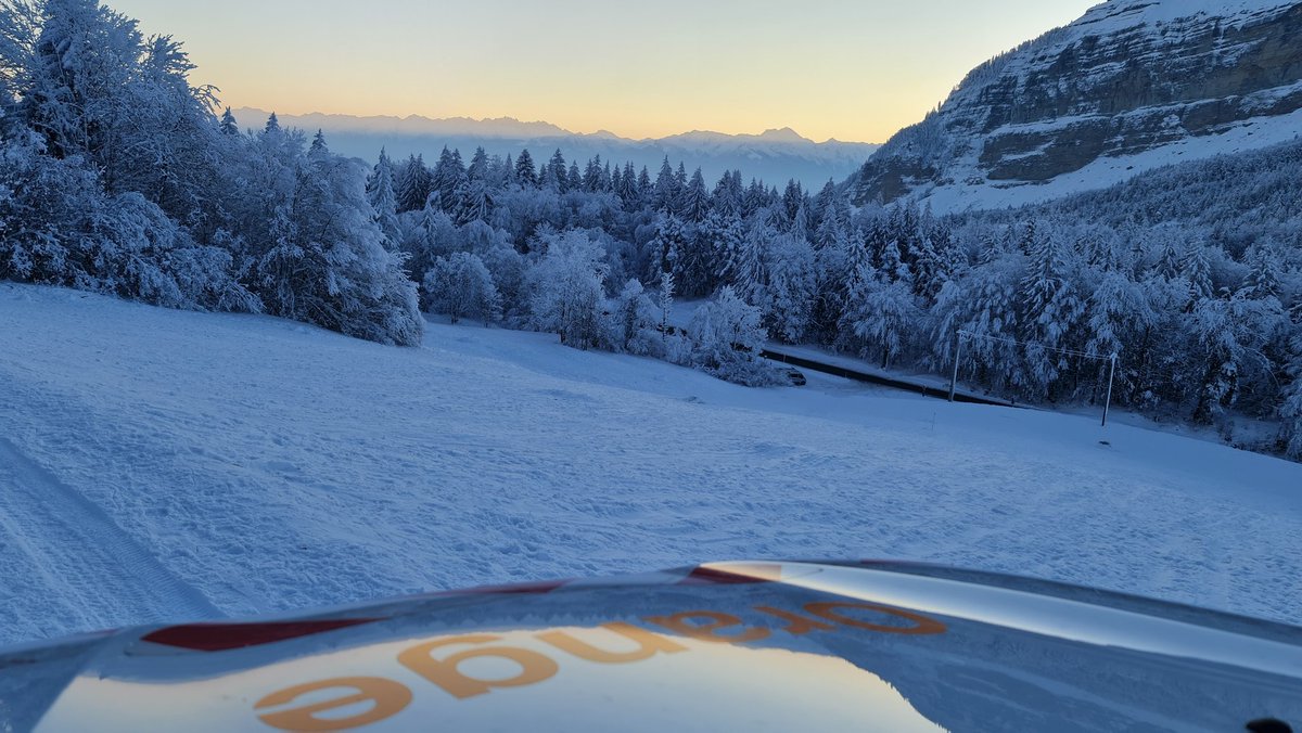 AlturaVision's tweet photo. Déneigement d'une antenne pour récupérer 20db.
Au passage on profite de la vue 😍
#Orange #Telecom #Savoie #Granier #Chartreuse #FH #ALTURAVision https://t.co/eF8YOtcxqA